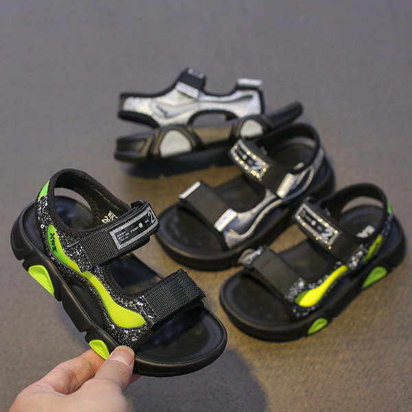 Musta värvi lameda tallaga läikiva efektiga laste sandaalid