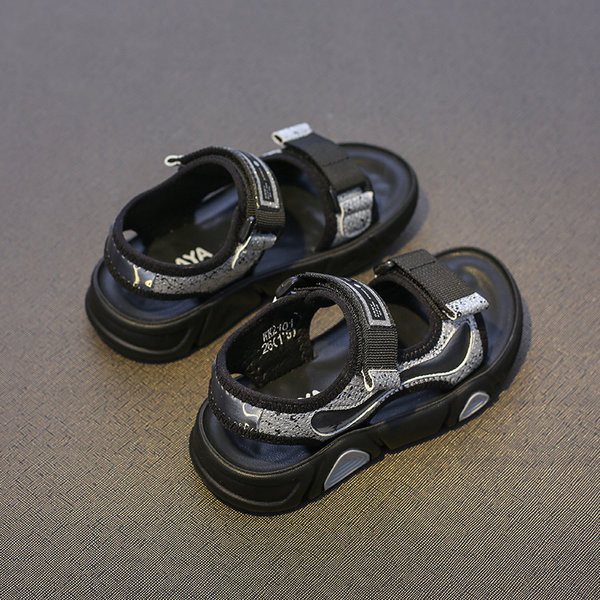 Musta värvi lameda tallaga läikiva efektiga laste sandaalid