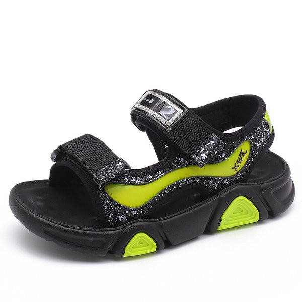 Musta värvi lameda tallaga läikiva efektiga laste sandaalid