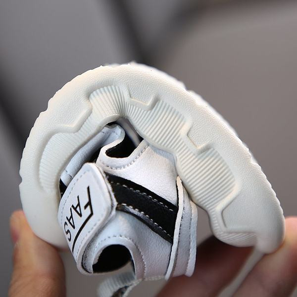 Alkalmi gyerekszandál felirattal és lapos talppal fiúknak