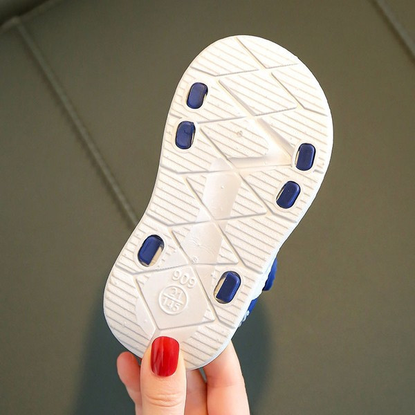 Gyerekszandál fiúknak folttal és lapos talppal