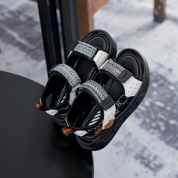 Női szandál matricákkal három színben, fiúknak megfelelő