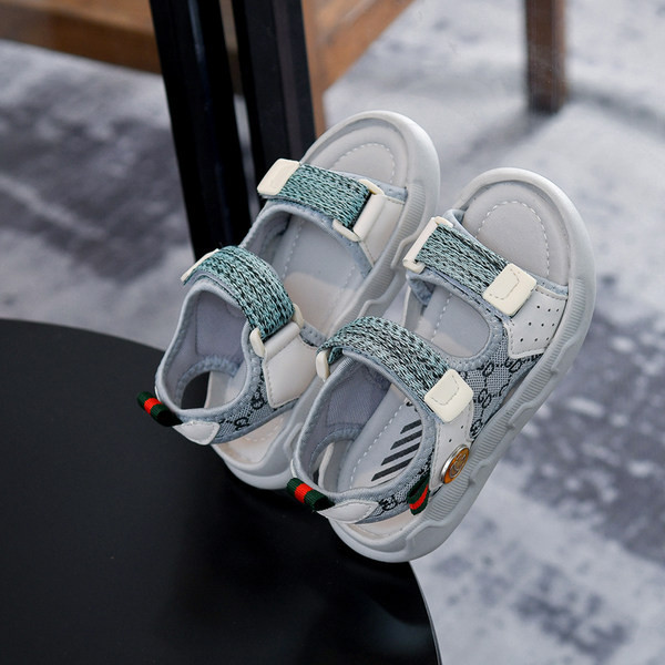 Női szandál matricákkal három színben, fiúknak megfelelő