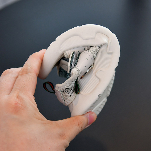 Női szandál matricákkal három színben, fiúknak megfelelő