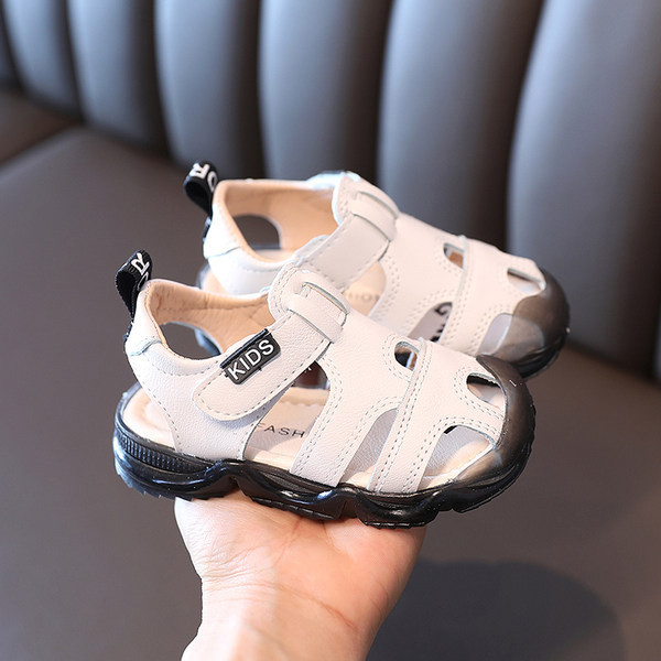 Детски сандали от изкуствена кожа в бял и черен цвят 