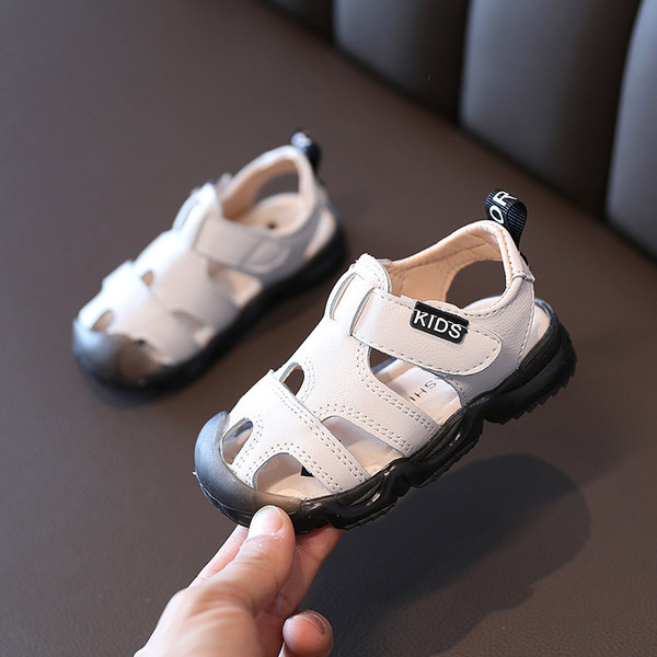 Детски сандали от изкуствена кожа в бял и черен цвят 