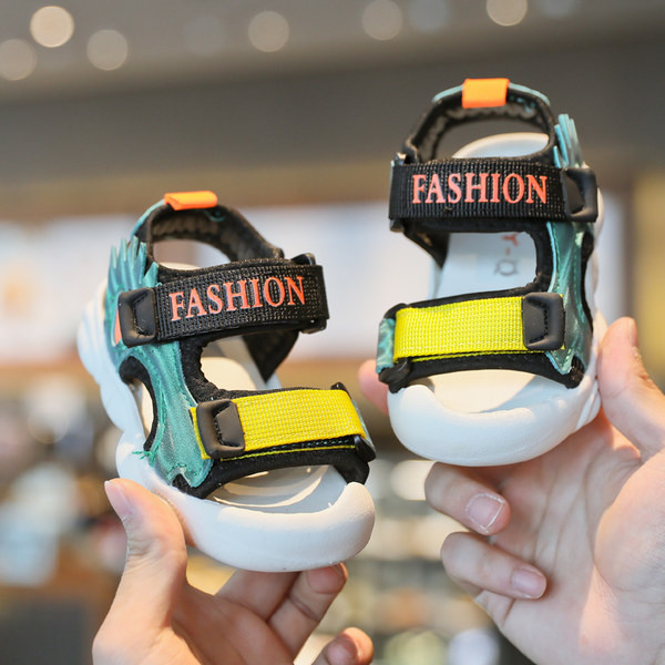 Bērnu sandales zēniem ar plakanām zolēm un ielāpiem