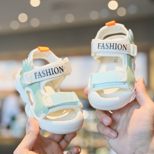 Bērnu sandales zēniem ar plakanām zolēm un ielāpiem