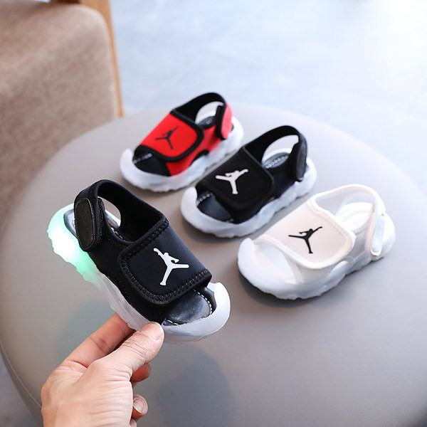 Mitmes värvitoonis vabaaja takjakinnitusega laste sandaalid