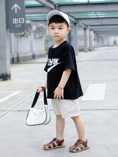 Poistele sobivad plaastritega nahast sandaalid