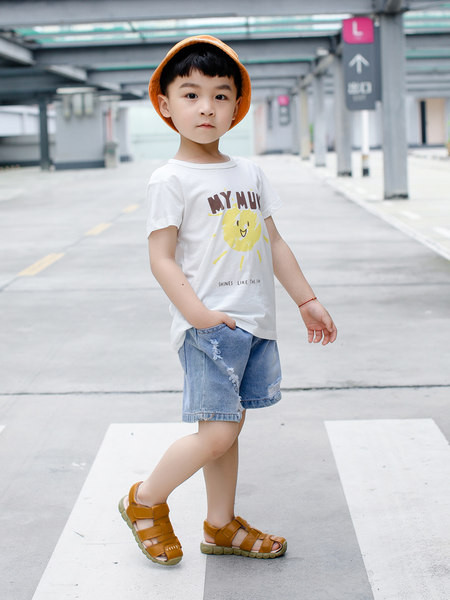 Poistele sobivad plaastritega nahast sandaalid