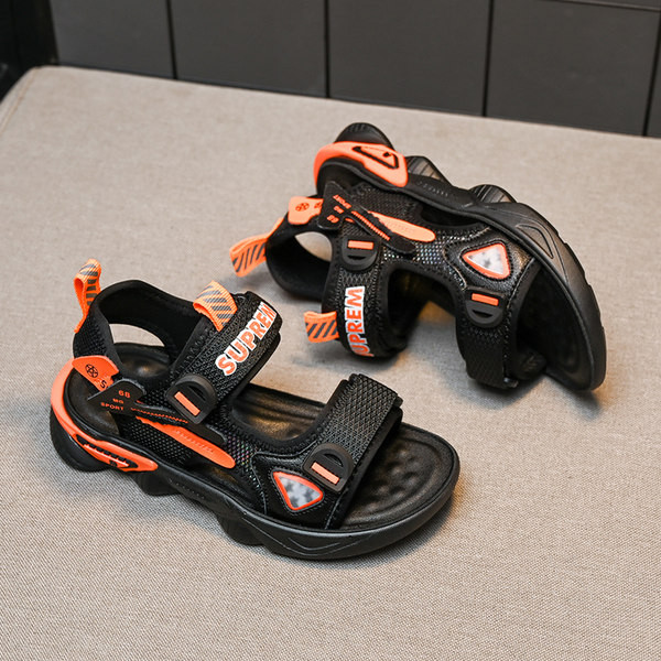 Vabaajakirjade ja tekstiilist rihmadega poiste sandaalid