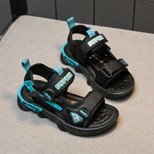 Vabaajakirjade ja tekstiilist rihmadega poiste sandaalid