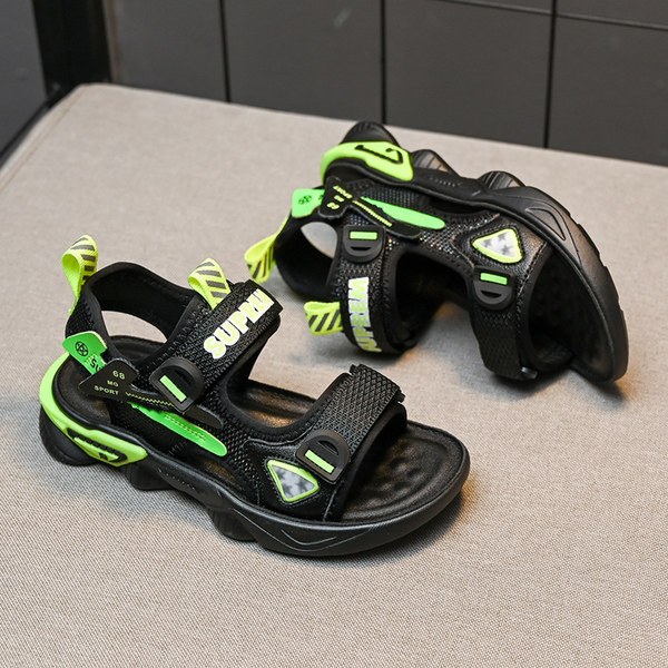 Vabaajakirjade ja tekstiilist rihmadega poiste sandaalid