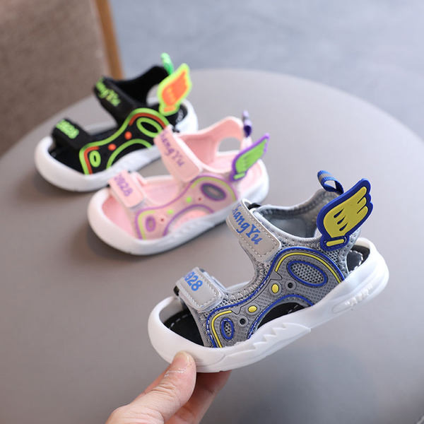 Gyermekszandál új modellje 3D elemmel, több színben