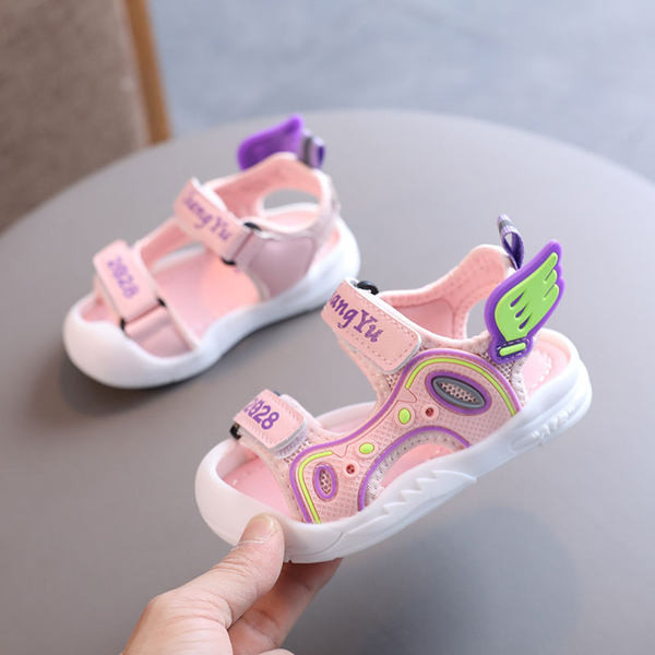 Gyermekszandál új modellje 3D elemmel, több színben