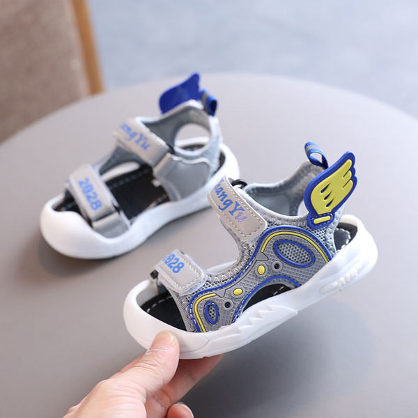 Gyermekszandál új modellje 3D elemmel, több színben