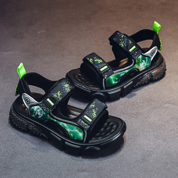 Nyári fiú szandál új modellje foltokkal és durva talppal