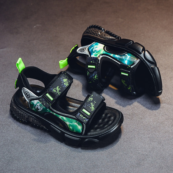 Nyári fiú szandál új modellje foltokkal és durva talppal