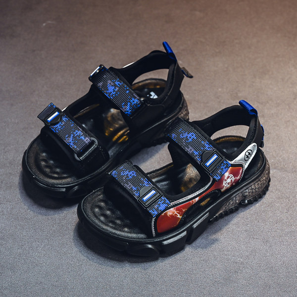 Nyári fiú szandál új modellje foltokkal és durva talppal