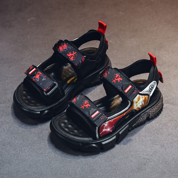 Nyári fiú szandál új modellje foltokkal és durva talppal