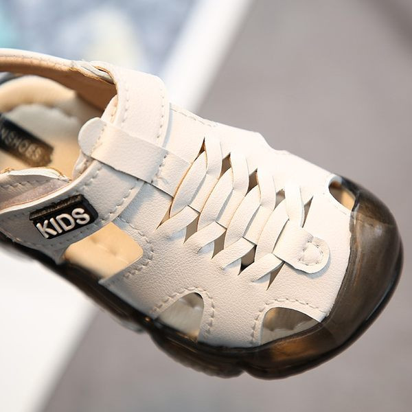 Bőr gyerekszandál fehér és fekete színben