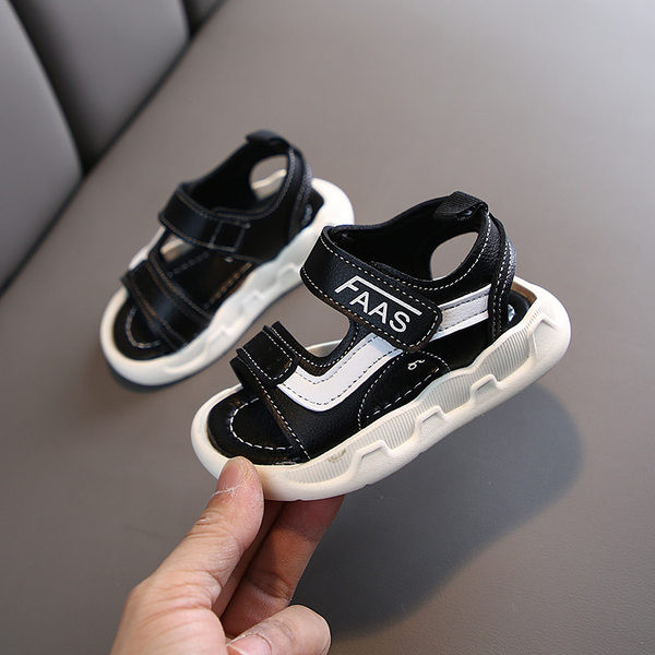 Új modell gyerekszandál három színben matricákkal