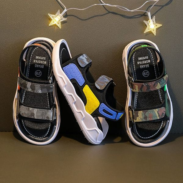 Terepszínű mintával és foltokkal ellátott gyerekszandál