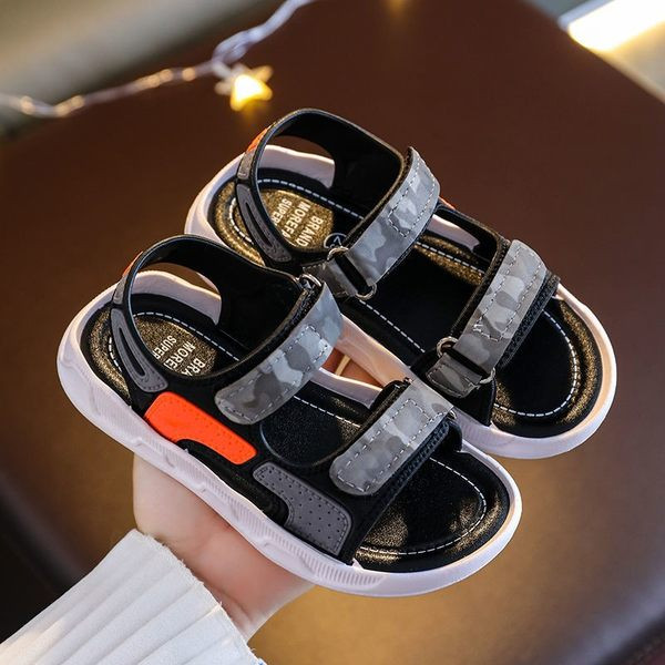 Terepszínű mintával és foltokkal ellátott gyerekszandál