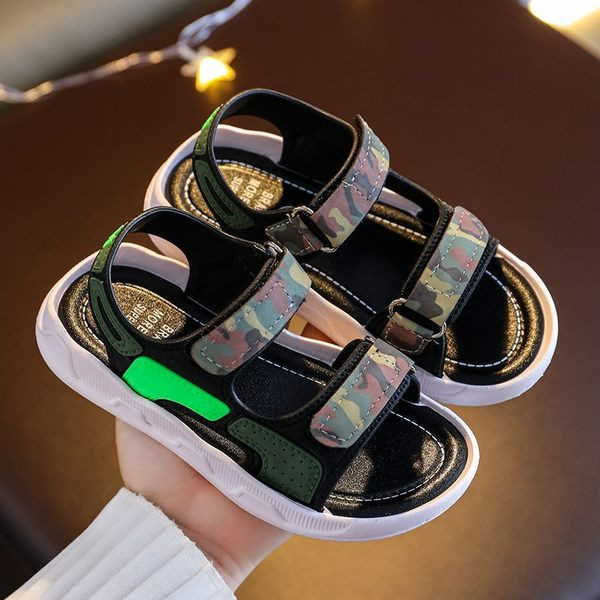 Terepszínű mintával és foltokkal ellátott gyerekszandál