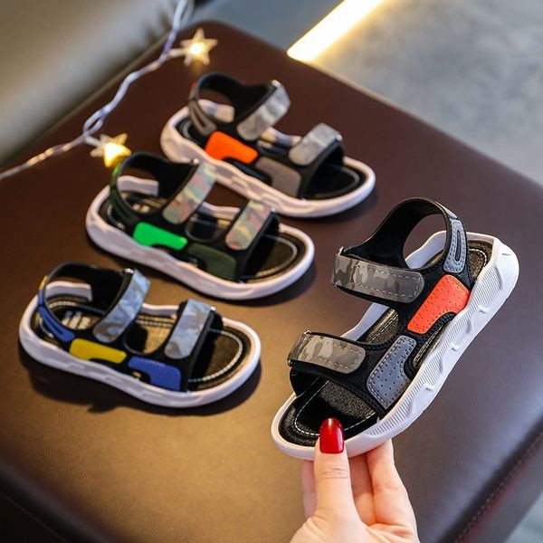 Terepszínű mintával és foltokkal ellátott gyerekszandál