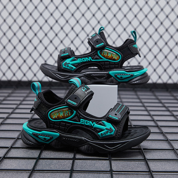 Új szandálmodell durva talpú fiúnak