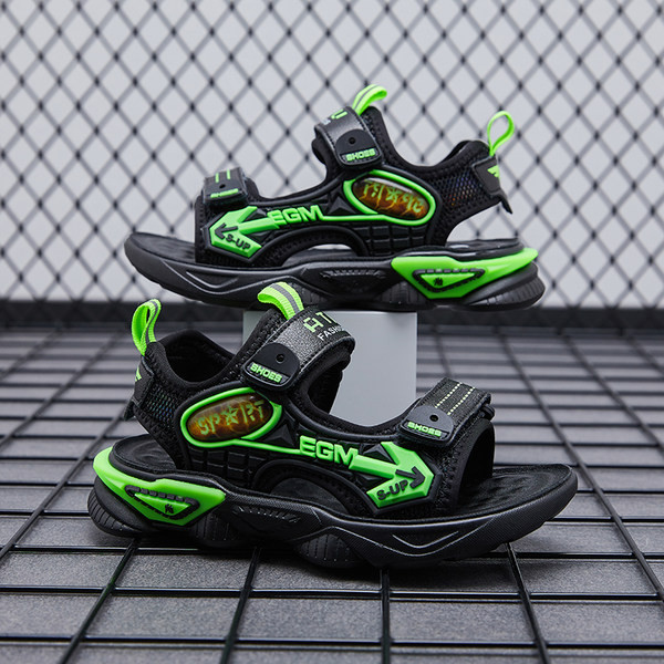 Új szandálmodell durva talpú fiúnak