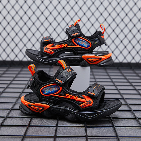 Új szandálmodell durva talpú fiúnak