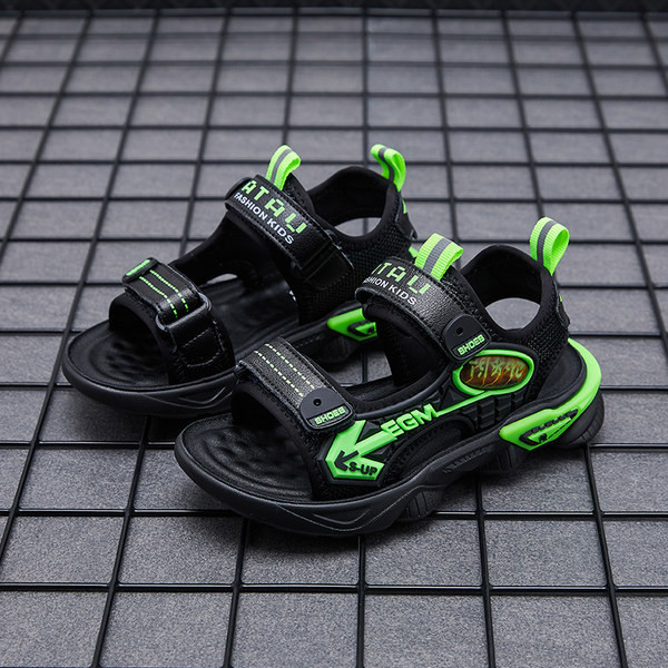 Új szandálmodell durva talpú fiúnak