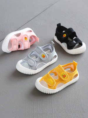 Alkalmi szandál rátéttel és tépőzáras foltokkal