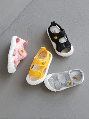 Alkalmi szandál rátéttel és tépőzáras foltokkal