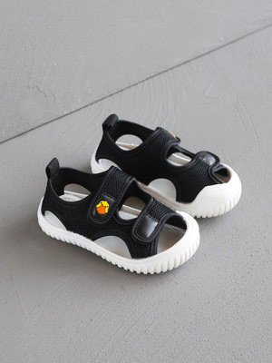 Alkalmi szandál rátéttel és tépőzáras foltokkal