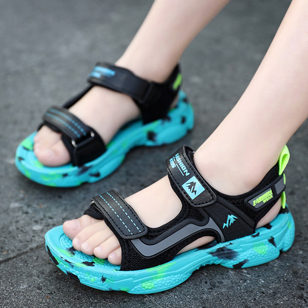 Gyermekszandál fiúknak két színben matricával