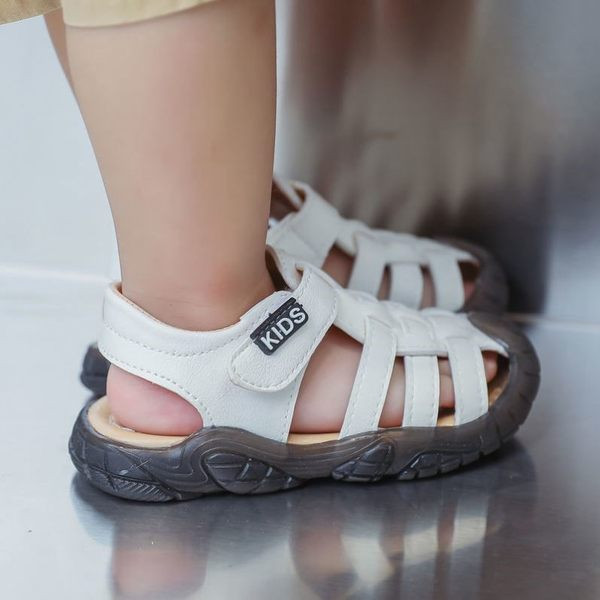 Öko bőrből készült, matricás gyerekszandál - fiúknak