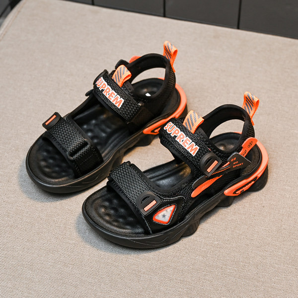 Nyári szandál új modellje feliratokkal és tépőzárral