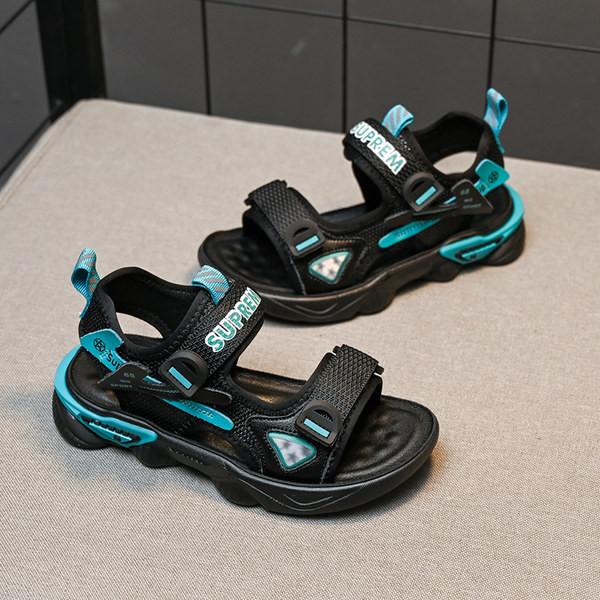 Nyári szandál új modellje feliratokkal és tépőzárral