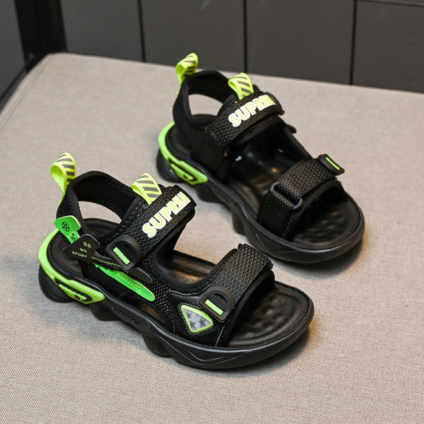 Nyári szandál új modellje feliratokkal és tépőzárral