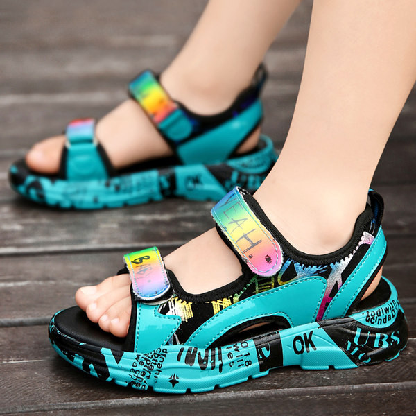 Fiúknak megfelelő gyerekszandál több színű matricával