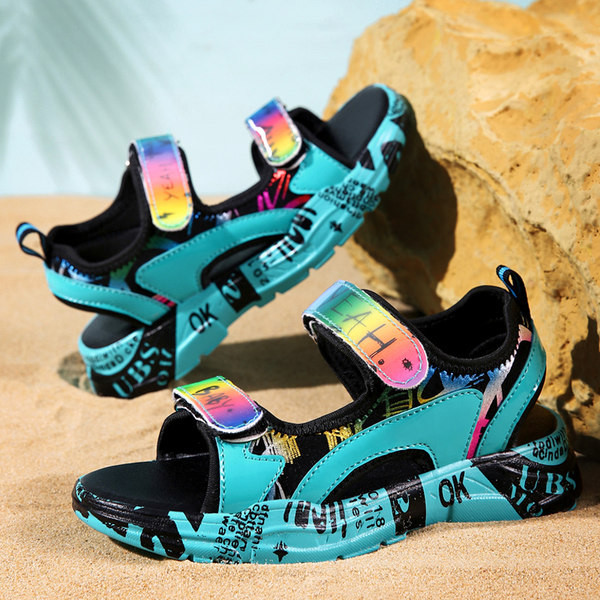 Fiúknak megfelelő gyerekszandál több színű matricával