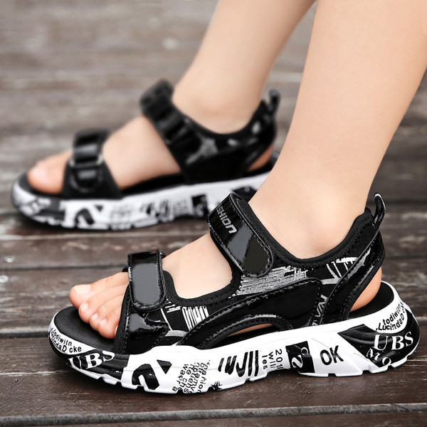 Fiúknak megfelelő gyerekszandál több színű matricával