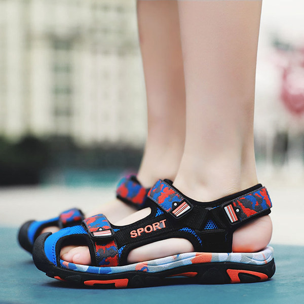 Új modell gyerekszandál három színben matricákkal - fiúknak