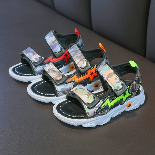 Terepszínű mintával és foltokkal ellátott gyerekszandál