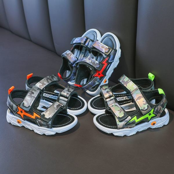 Terepszínű mintával és foltokkal ellátott gyerekszandál