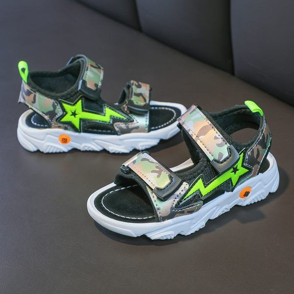 Terepszínű mintával és foltokkal ellátott gyerekszandál